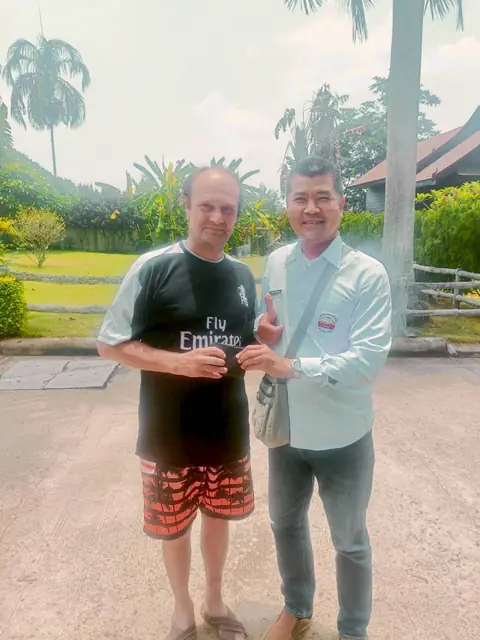 คนขับแท็กซี่อุบลกับลูกค้าชาวต่างชาติ